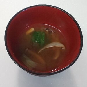 小松菜❀たまねぎ❀しめじのお味噌汁